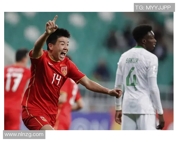 22号足球球星闪耀赛场，带领球队征战国际赛场展现非凡技艺