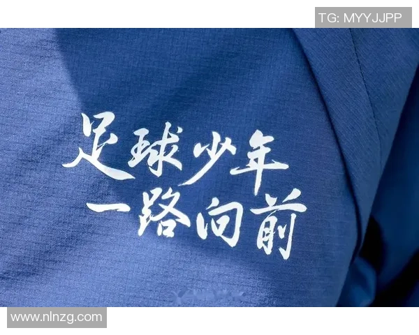 足球少年追梦路模仿偶像球星展现激情与成长故事