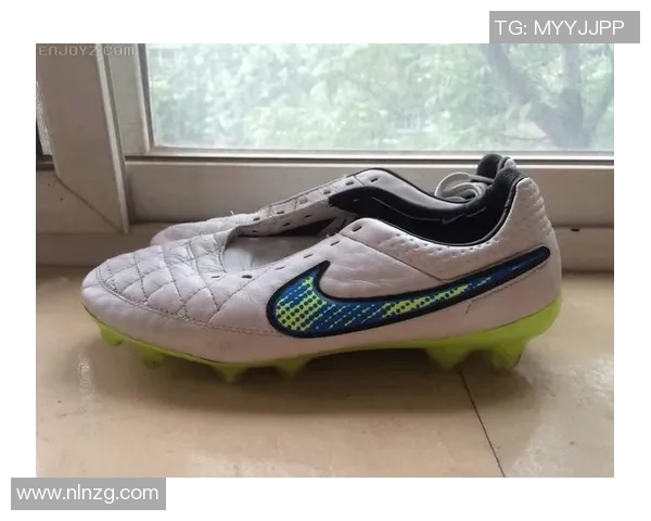 耐克球星款足球运动鞋：突破极限的速度与精准，助力赛场荣耀