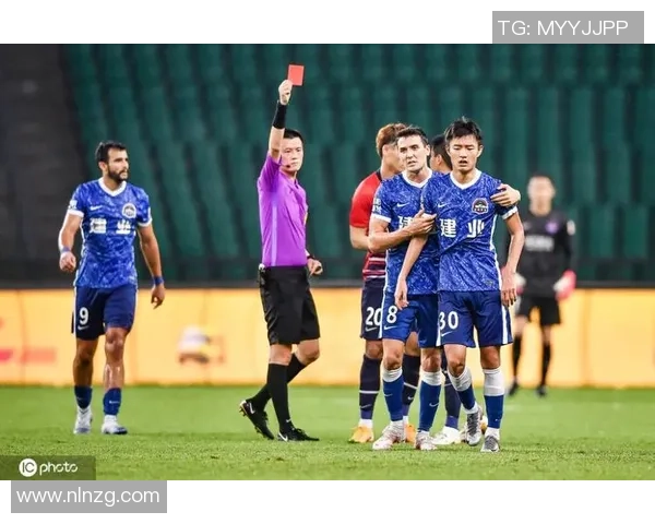 足球巨星赛场遭遇对手钉鞋踩踏引发争议裁判判罚成焦点 足球巨星赛场遭遇对手钉鞋踩踏引发争议裁判判罚成焦点